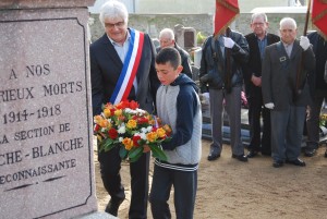 Noé (un enfant de l'école Ste Marie) est avec Jacques Praud, le maire de la Roche-Blanche. Ensemble, ils déposent une gerbe de fleurs au nom de la commune de Roche-Blanche.   Manon