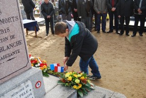 Odran amène un drapeau tricolore. En souvenir d’un soldat mort pour la France.   Luc 